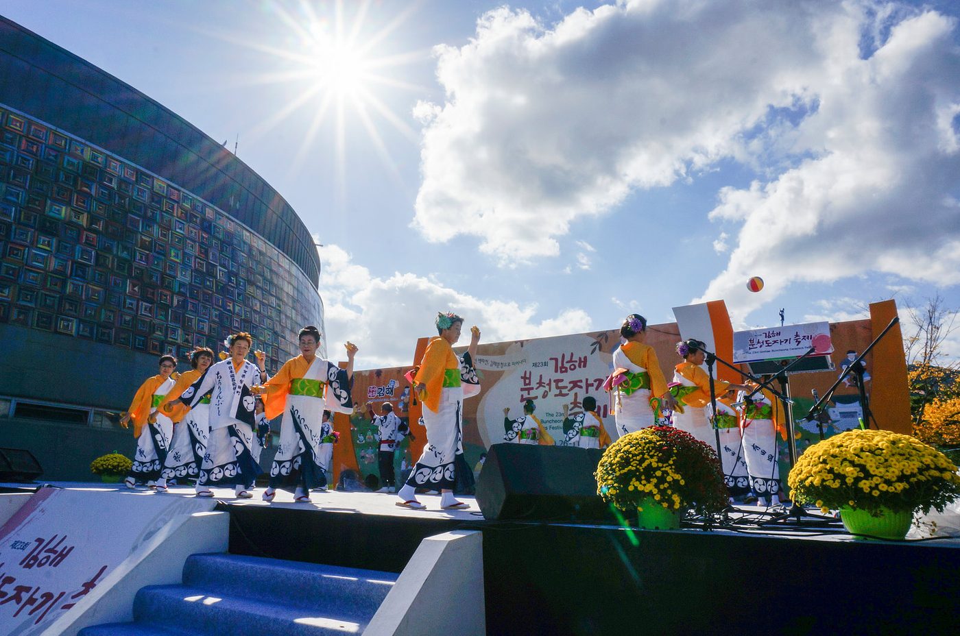 金海市の粉青陶磁器祭りで有田皿踊りを披露する踊り手たち